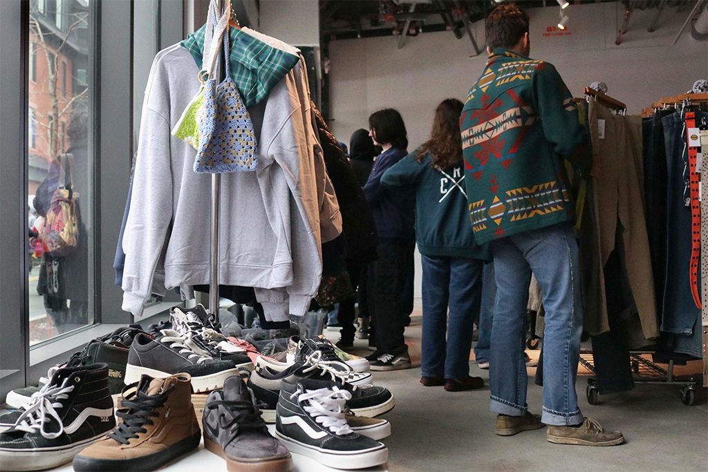 トップス THRIFTWEARMARKET&FLEA MARKET TOUrr music Antique gear, everyday clothing and streetwear take over street in